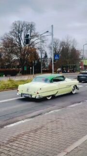 Co prawda kilka klasyków z lat przedwojennych umknęło naszej kamerze, ale na poznańskich ulicach było dzisiaj (7.12) sporo motoryzacyjnych Mikołajów 🎅🧑🎄 z okazji mikołajkowego przejazdu #klasykiempomiescie.
🚗🚙🚕
Oprócz przebrań mile widziane były świąteczne dekoracje. Nas urzekł kabriolet, który na tylnim siedzeniu przewoził piękną... i oświetloną choinkę. 🎄😁
A Wam udało się zobaczyć te motoryzacyjne cuda? 🚘
.
#oldtimer #oldcars #staresamochody #klasyki #poznan #samochody #motoryzacja_moją_pasją #poznanpoland #poznantravel