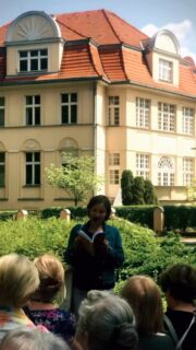 Czy Poznań ma swoją literacką duszę? Odpowiedź jest prosta: ma nazwisko i brzmi ono Borejkowie! ❤️
Mijający rok był wyjątkowy – świętowaliśmy 50-lecie Jeżycjady. Pół wieku z rodziną, która nauczyła nas, że herbata smakuje najlepiej w gronie bliskich, a życzliwość to najcenniejsza waluta. ☕️📖
Wiosną i przez cały sezon ruszyliśmy z przewodniczką Anną Basińską na cykliczne spacery śladami bohaterów Małgorzaty Musierowicz. Widok tłumów przemierzających centrum i Jeżyce pokazał jedno: Poznaniacy kochają tę serię całym sercem! To nie tylko fikcja – to nasza wspólna tożsamość i więź, która łączy pokolenia.
Każdy spacer kończył się tam, gdzie bije literackie serce grudniowego Poznania – w okolicach Ronda Kaponiera. 🎄 To właśnie tam w „Jeżycjadzie” narodziła się idea Wigilii pod rondem, która z kart powieści przeniosła się do naszej rzeczywistości.
Te spotkania miały na nas, poznaniaków, niezwykły wpływ. Przełamywały bariery, uczyły otwartości i pokazywały, że w miejskim pędzie potrafimy się zatrzymać, by po prostu ze sobą być. Tworzyły wspólnotę, w której każdy czuł się „u siebie”.
Może to dobry moment, aby odkurzyć ten wyjątkowy zwyczaj? ✨ W czasach, gdy tak bardzo potrzebujemy autentycznych relacji, powrót do wspólnych spotkań pod Kaponierą mógłby znów przypomnieć nam, jak silną i zżytą jesteśmy społecznością.
A Ty? Tęsknisz za tym klimatem? Czy chciałbyś/chciałabyś znów spotkać się pod rondem, by poczuć tę niezwykłą więź? Podziel się swoimi wspomnieniami w komentarzu! 👇
.
#jezyce #poznan #naspacerze #poznanlovers #wigilia @bibliotekaraczynskich