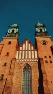 Poznańska katedra, którą widzicie dzisiaj, wygląda inaczej niż przed wojną. W 1945 roku pożar zniszczył jej neoklasycystyczną fasadę i barokowe wnętrze, ale pod gruzami odkryto coś niesamowitego... 🕵️‍♂️

Odsłoniły się oryginalne, gotyckie mury sprzed wieków! Architekci zdecydowali się na tzw. regotyzację – zamiast odbudowywać to, co spłonęło, przywrócili katedrze jej surowy, średniowieczny blask. Dlaczego? 

Bo to styl, który najlepiej oddaje ducha czasów pierwszych Piastów. 👑 To tutaj spoczywają Mieszko I i Bolesław Chrobry. 

Już za chwilę, 29 czerwca 2026 roku, w dniu imienin jej patronów, będziemy świętować okrągłą, 70. rocznicę uroczystego oddania katedry do użytku po tej spektakularnej odbudowie! 🎉

Wygląda wspaniale, prawda? 

#katedra #poznan #gothicarchitecture #polskajestpiekna  #wielkopolska @katedrapoznan @wielkopolska.travel @poznan.travel